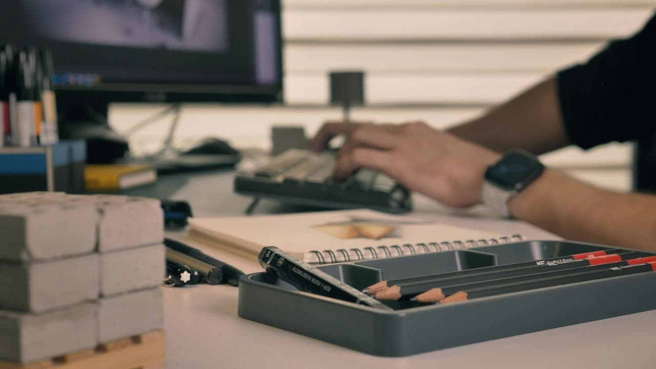 工作桌上的筆記型電腦